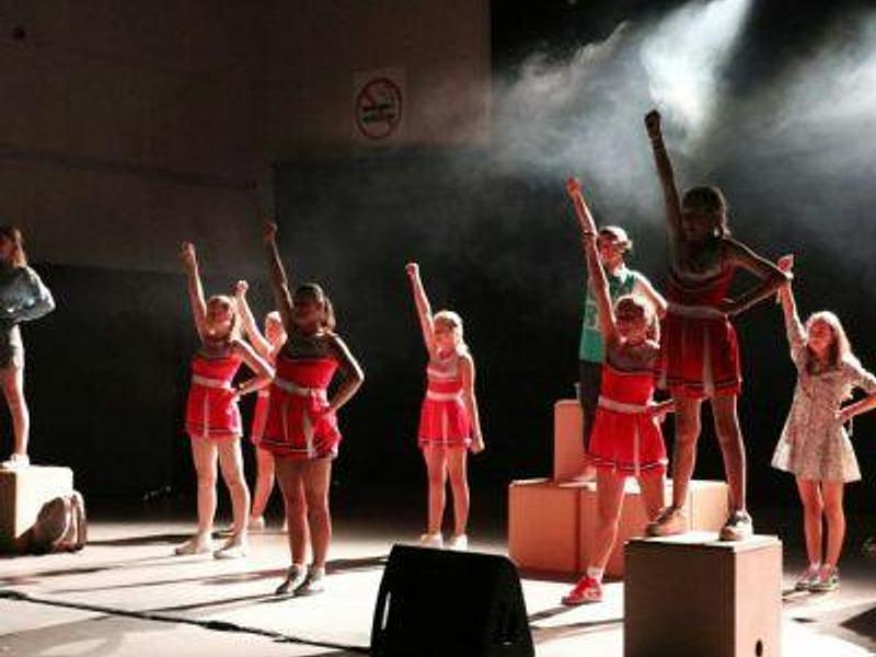 Musicalstage - Geel 3