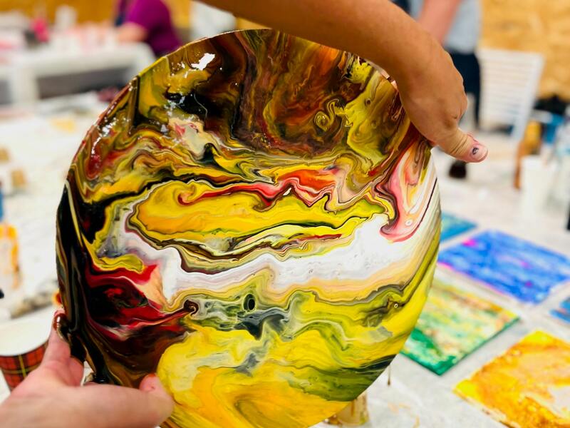 Acrylic pouring/fluid art: Open Cup & Swipe (oktober)