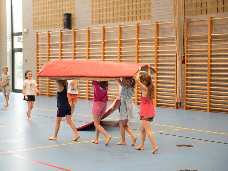 Sportkamp met gym, trampoline, volleybal en hockey