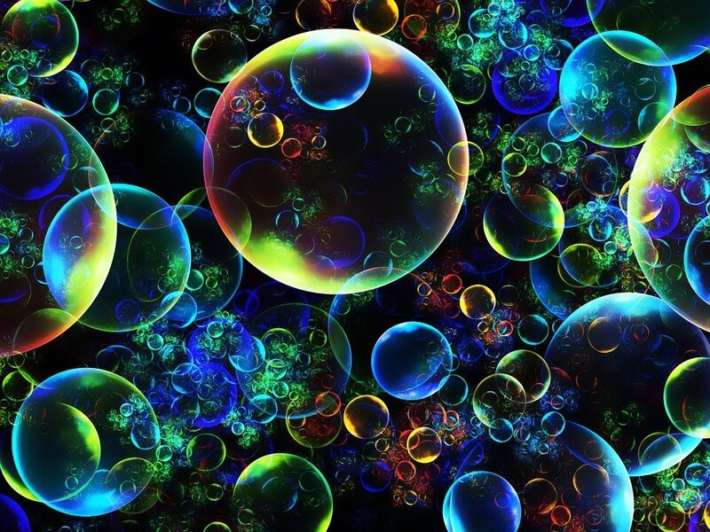 Ana Belle blaast bubbels!